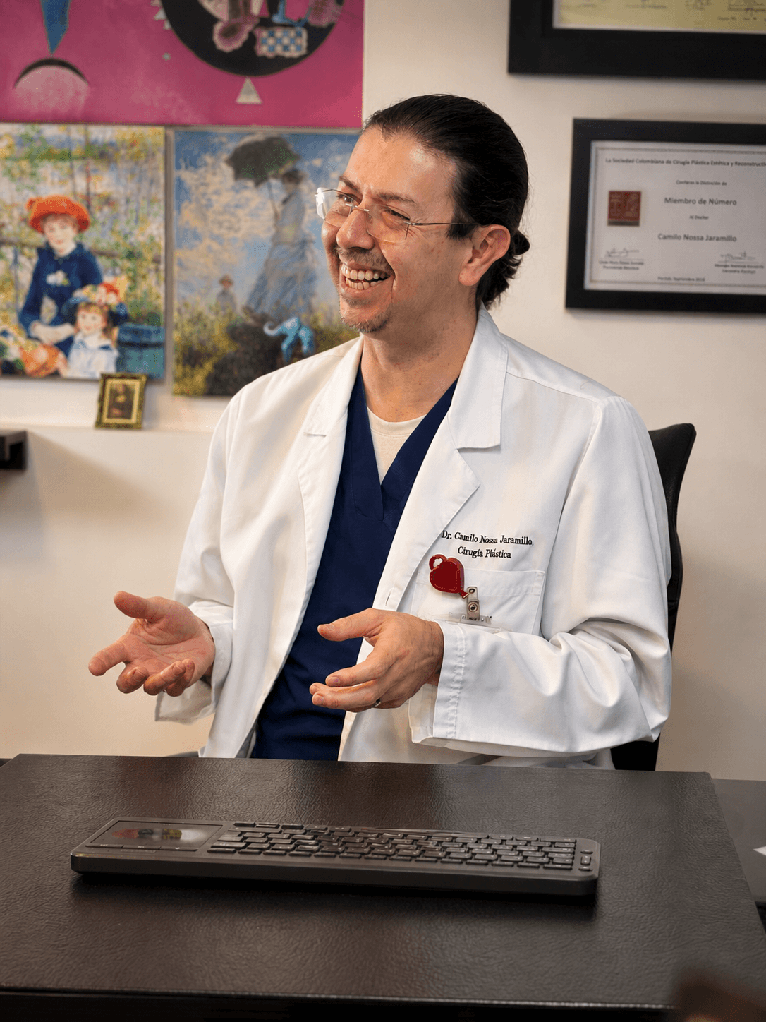 Dr. Camilo Nossa durante una consulta médica